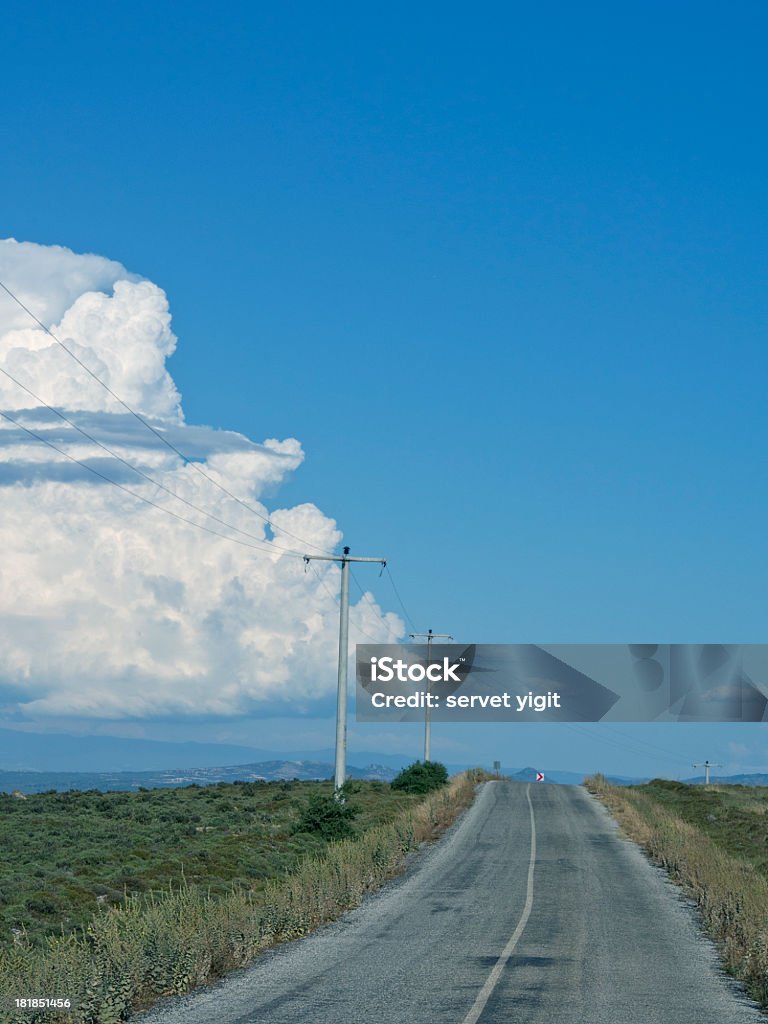 Road vista con nubes - Foto de stock de Agua estancada libre de derechos