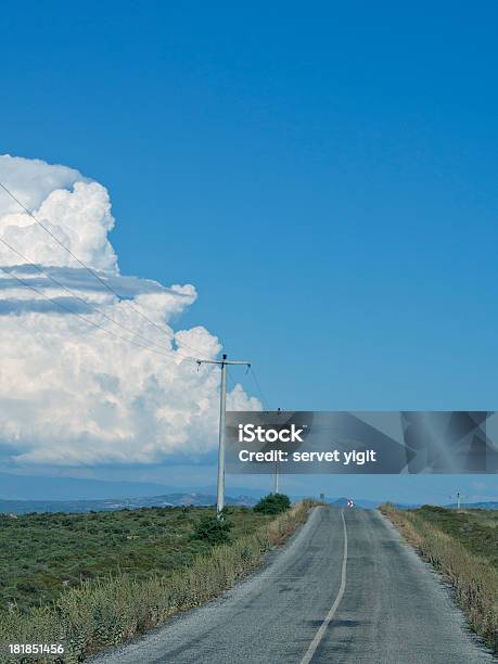 Road Vista Con Nubes Foto de stock y más banco de imágenes de Agua estancada - Agua estancada, Aire libre, Aldea