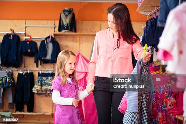 Madre E Figlia Al Negozio Per Bambini - Fotografie stock e altre immagini di Abbigliamento - Abbigliamento, Adulto, Allegro