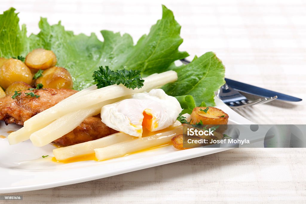 Pechuga de pollo con espárragos y huevo cocida - Foto de stock de Al horno libre de derechos