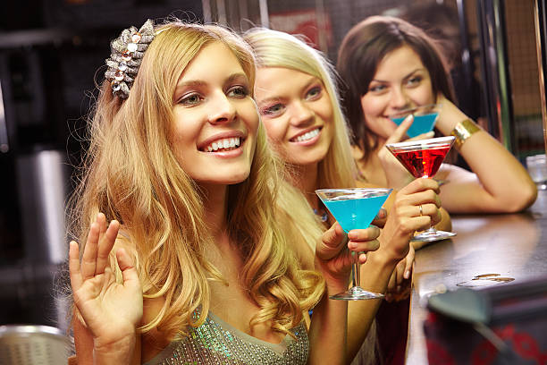 женщины в баре - nightlife party group of people martini стоковые фото и изображения