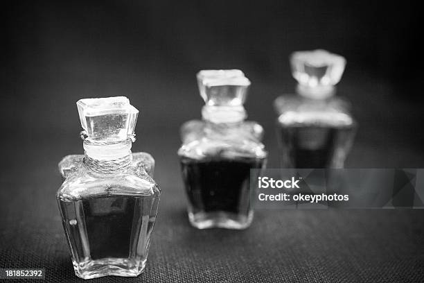 Foto de Parfume Garrafas e mais fotos de stock de Perfume - Perfume, Preto e branco, Garrafa