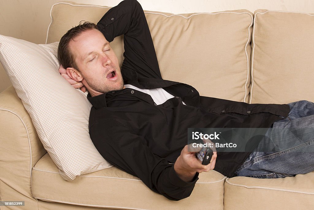 Man lying de un paseo en el sofá - Foto de stock de Abdomen libre de derechos
