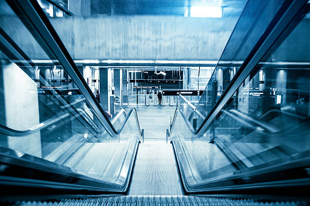 에스컬레이터 도시 브룩할로우 지하철 - elevator escalator footpath airport 뉴스 사진 이미지