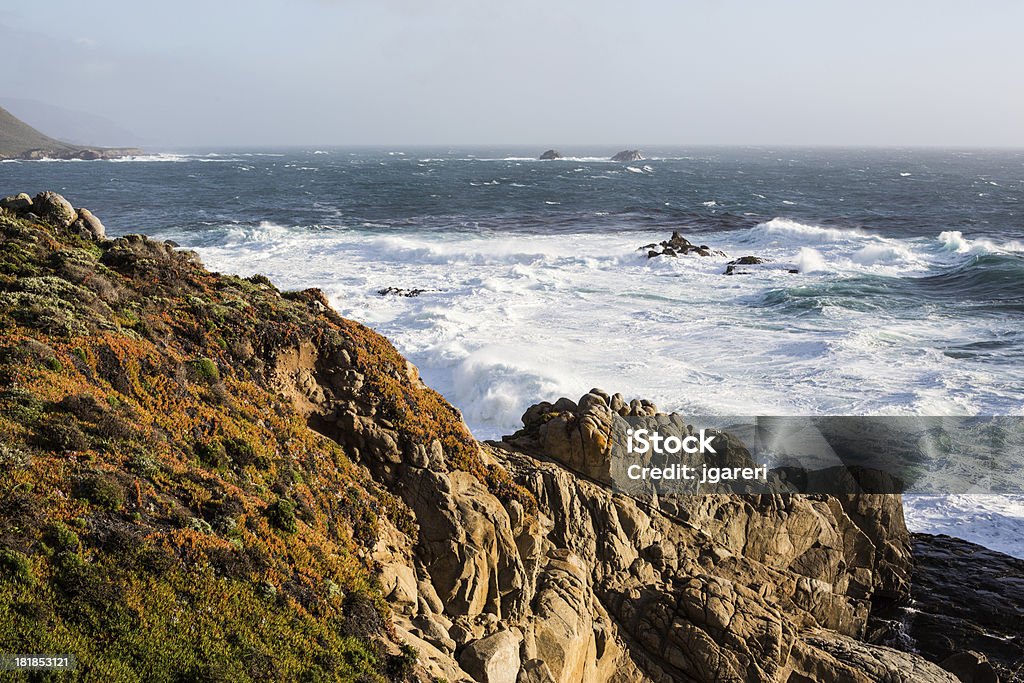 Paesaggio di mare increspato sulla costa della California - Foto stock royalty-free di Acqua