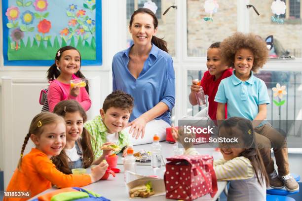 Escuela Receso A La Hora Del Almuerzo Foto de stock y más banco de imágenes de Niño - Niño, Comer, Comida del mediodía