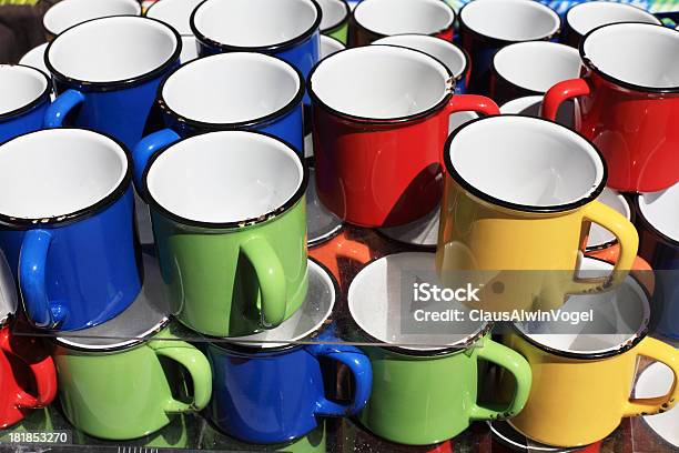 Bunten Emaillekörbchen Stockfoto und mehr Bilder von Bildschärfe - Bildschärfe, Blau, Bunt - Farbton