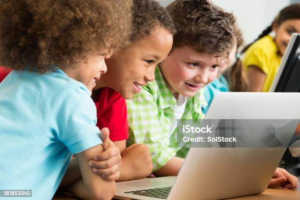 Kinder Happy Lernenden Auf Einen Laptop Stockfoto und mehr Bilder von Computer - Computer, Glücklichsein, Lehrkraft