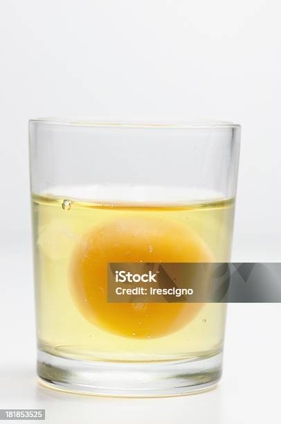 Uovo Fresche - Fotografie stock e altre immagini di Bicchiere - Bicchiere, Freschezza, Immagine a colori