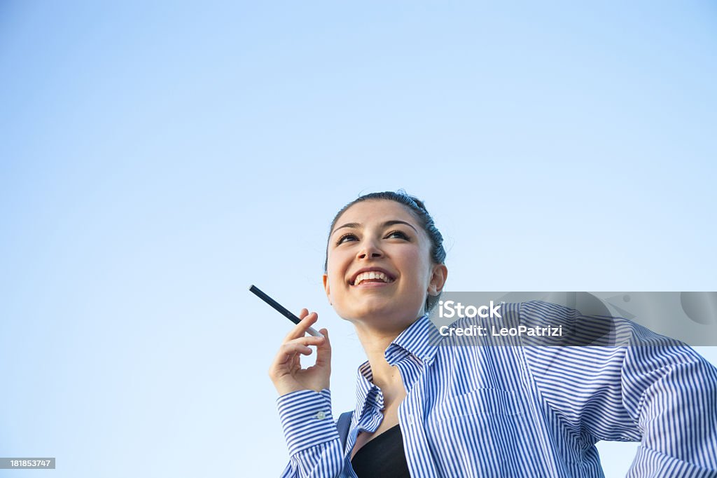 Linda chica sonriente con E-cigarette (copyspace imagen) - Foto de stock de 20-24 años libre de derechos