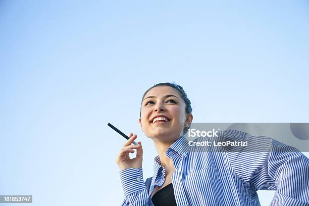 Linda Chica Sonriente Con Ecigarette Foto de stock y más banco de imágenes de 20-24 años