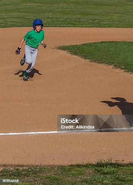 Intestazione In Terza Base - Fotografie stock e altre immagini di Correre - Correre, Bambini maschi, Bambino