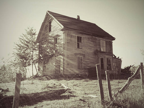 istock Creepy Abandoned House 181854301