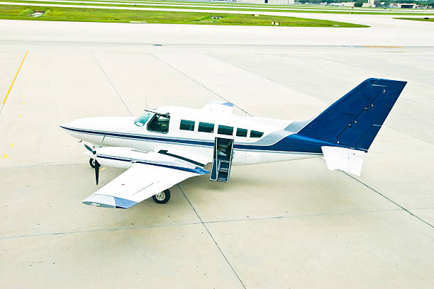 táxi aéreo na pista - twin propeller - fotografias e filmes do acervo