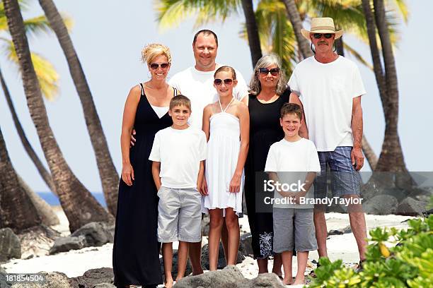 Retrato De Familia De Vacaciones En Hawai Foto de stock y más banco de imágenes de Abuelos - Abuelos, Actividades recreativas, Adulto