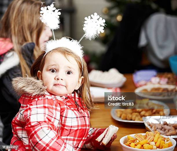 Chica Tres Años De Edad En Las Fiestas De Navidad Foto de stock y más banco de imágenes de 2-3 años - 2-3 años, A cuadros, Alimento
