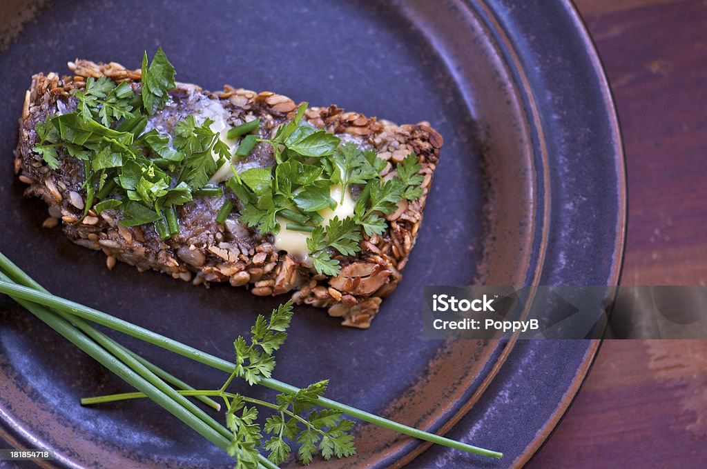 Stück glutenfreies Brot mit Butter und Kräutern aus dem - Lizenzfrei Bildschärfe Stock-Foto