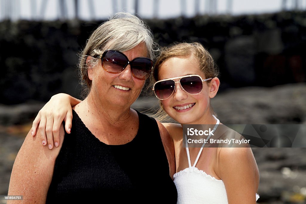 祖母と彼女の孫娘 - 14歳から15歳のロイヤリティフリーストックフォト