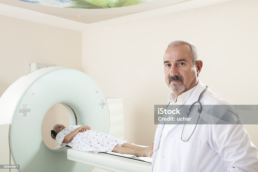 Arzt Vorbereitung patient für CT-scanner - Lizenzfrei Alter Erwachsener Stock-Foto