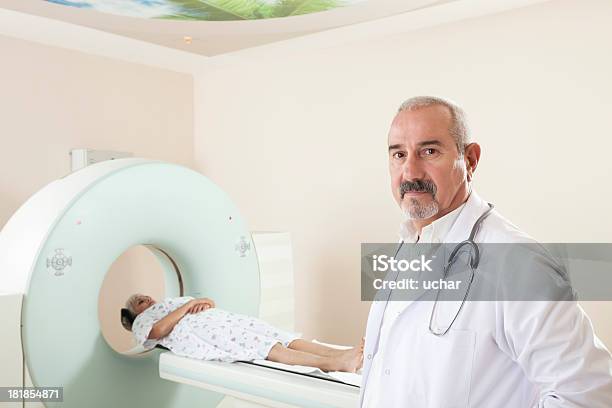 Foto de Médico Preparando Paciente Para Ct Scanner e mais fotos de stock de 30 Anos - 30 Anos, Adulto, Adulto de idade mediana