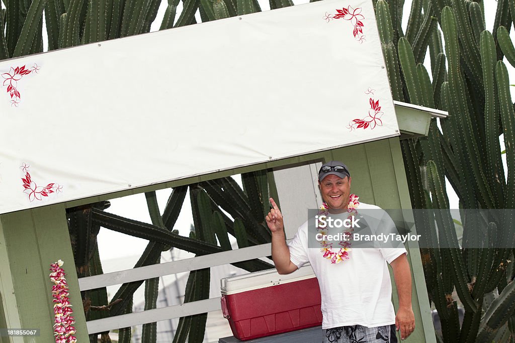 Hawaiian homme souriant pointant en panneau blanc - Photo de Adulte libre de droits