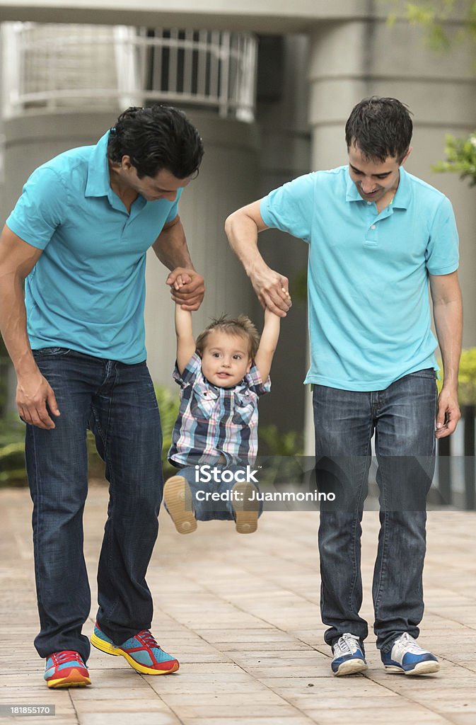 Criança com dois Pai - Royalty-free Casal gay Foto de stock