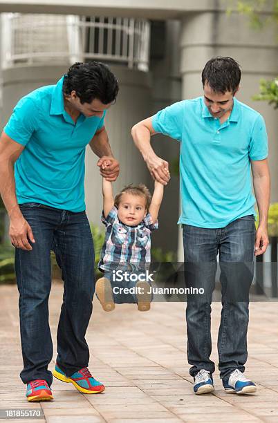 Criança Com Dois Pai - Fotografias de stock e mais imagens de Casal gay - Casal gay, Bebé, Vertical