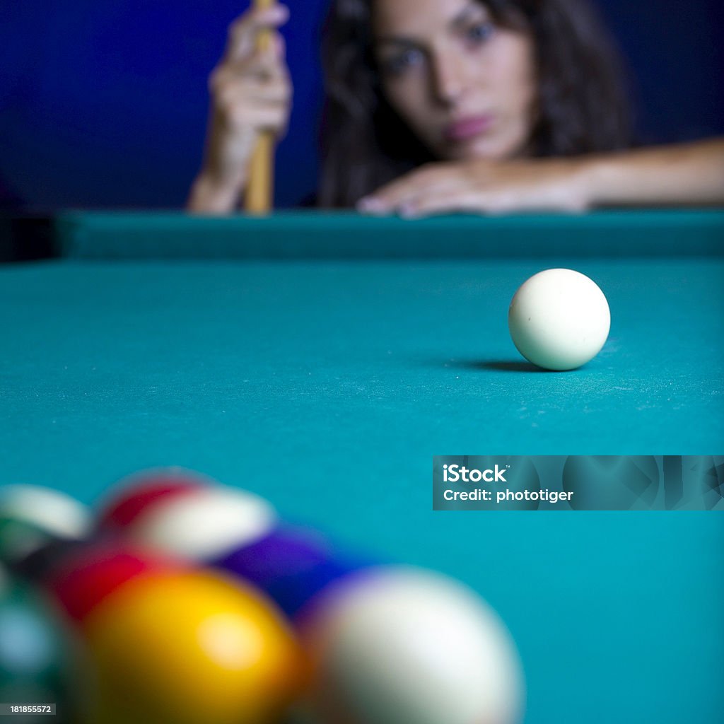 Mujer joven jugando billar - Foto de stock de 20 a 29 años libre de derechos