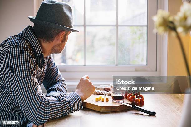 Hombre Disfruta De Su Aperitivo Foto de stock y más banco de imágenes de Adulto - Adulto, Alimento, Aperitivo - Plato de comida