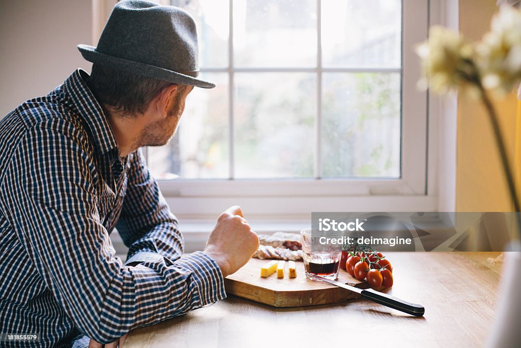 Homme bénéficie d'un apéritif - Photo de Adulte libre de droits