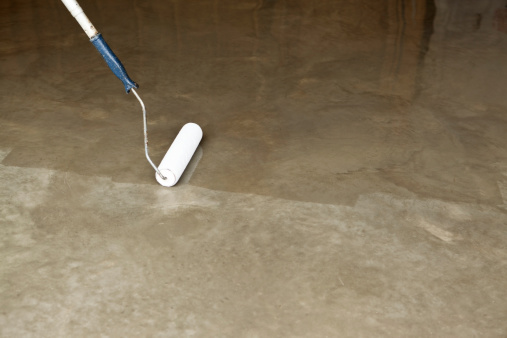 Sellado transparente nueva piso de concreto con rodillo de pintura photo