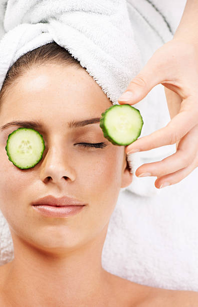 piękno-naturalny sposób - cucumber human eye spa treatment health spa zdjęcia i obrazy z banku zdjęć