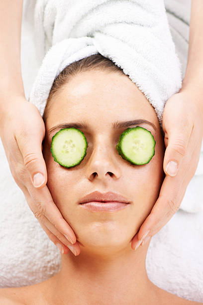 cómo eliminar de los ojos cansados futuro - head massage massaging facial massage beautician fotografías e imágenes de stock