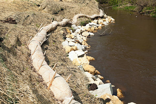 riva del fiume prevenzione dell'erosione del suolo installazione - prevenzione dellerosione del suolo foto e immagini stock