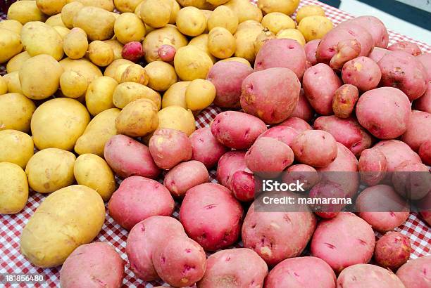 Kartoffeln Auf Einem Bauernmarkt Stockfoto und mehr Bilder von Bauernmarkt - Bauernmarkt, Fotografie, Gemüse