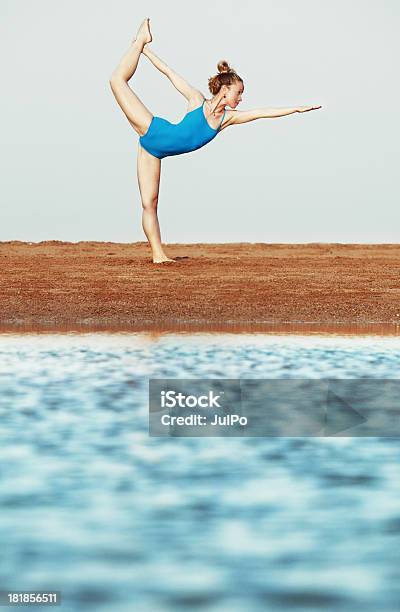 Dandayamanadzhanushirasana - zdjęcia stockowe i więcej obrazów Aktywny tryb życia - Aktywny tryb życia, Bikram yoga, Cisza