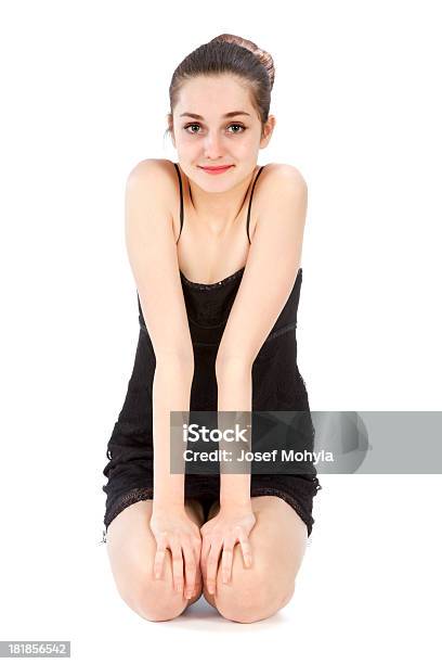 Jovem Mulher Posando - Fotografias de stock e mais imagens de 18-19 Anos - 18-19 Anos, Adulto, Agachar-se