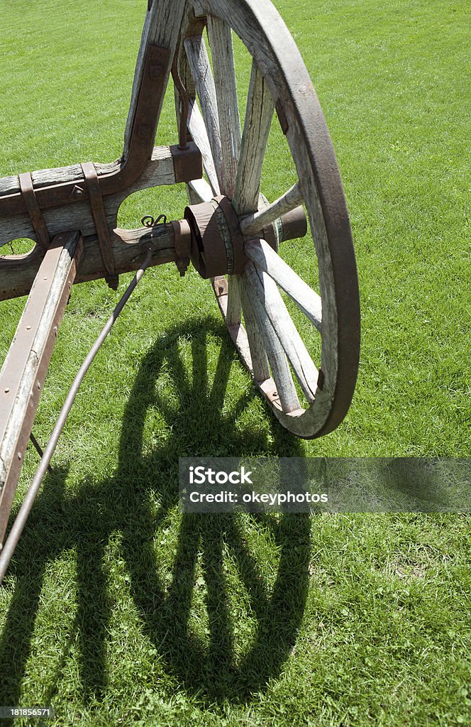 Old wagon wheel e Sombra - Foto de stock de Antigo royalty-free