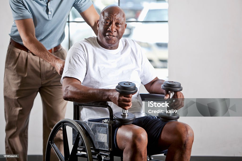 Homme en fauteuil roulant en thérapie physique - Photo de Chaise roulante libre de droits