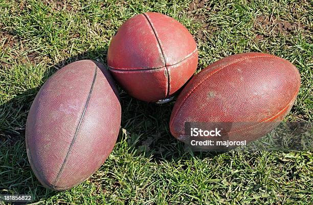 Palloni - Fotografie stock e altre immagini di Ambientazione esterna - Ambientazione esterna, Attrezzatura sportiva, Campo da football americano