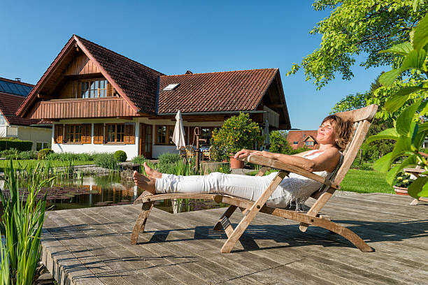 mulher relaxando no jardim - relaxation lying on back women meditating - fotografias e filmes do acervo