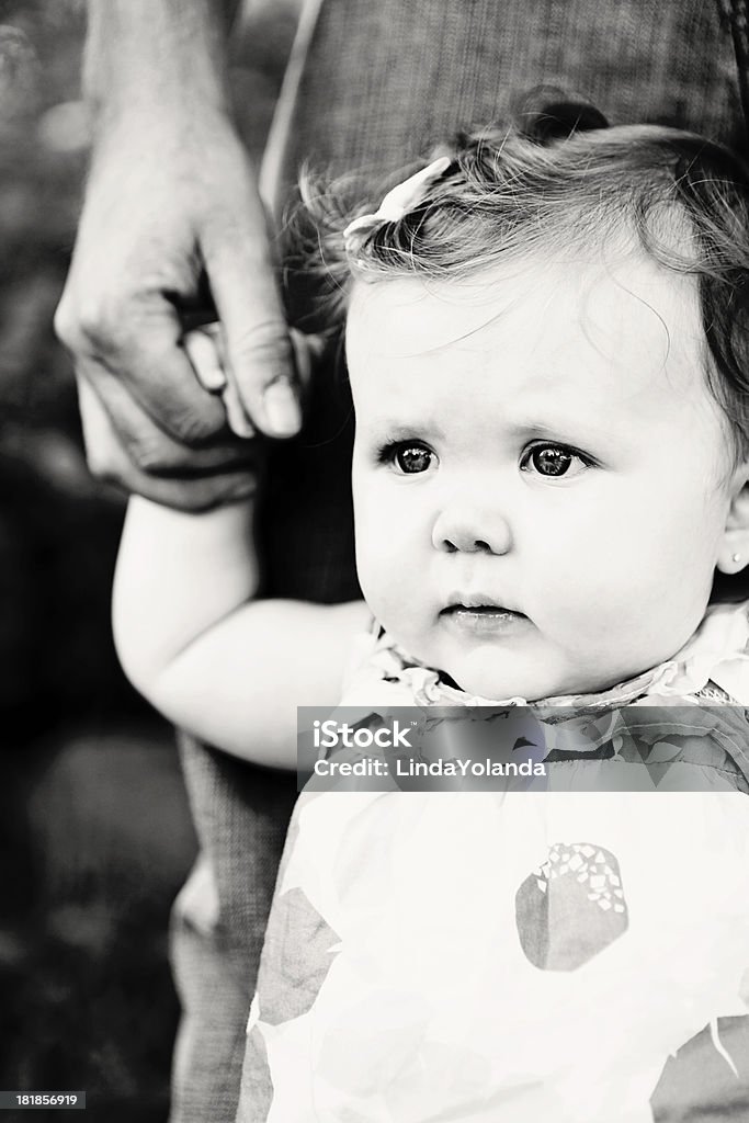 Piękne dziecko dziewczynka trzymając rękę Dad - Zbiór zdjęć royalty-free (6 - 11 miesięcy)