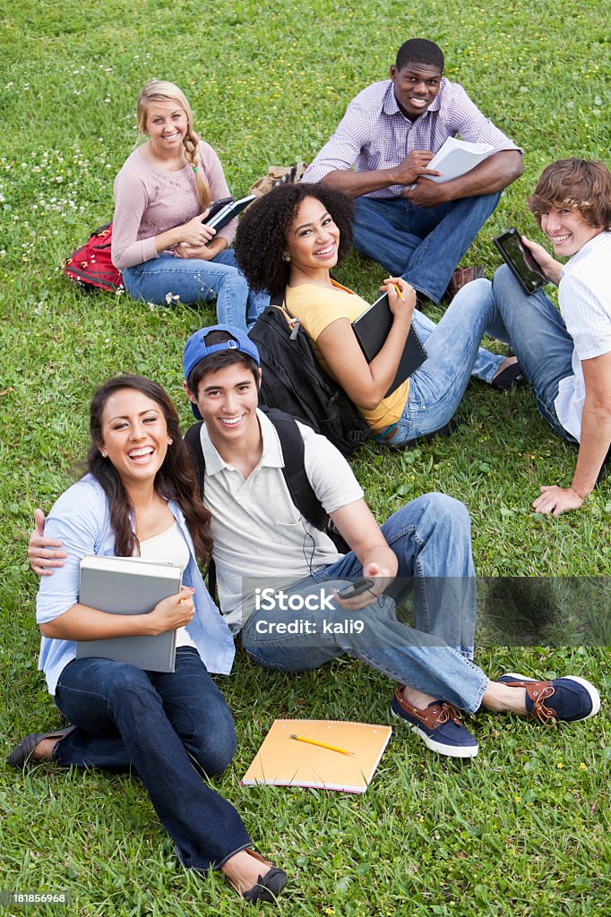 Amigos estudando na grama - Foto de stock de Aluno de Universidade royalty-free