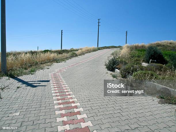 Prepara La Strada - Fotografie stock e altre immagini di Acciottolato - Acciottolato, Ambientazione esterna, Antico - Condizione