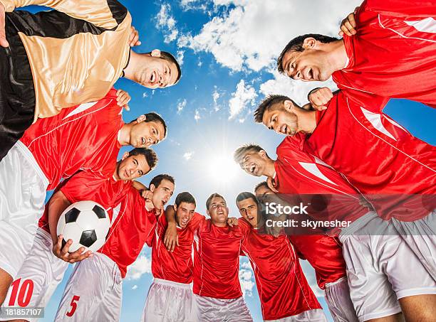 Fußball Team Gegen Blauen Himmel Stockfoto und mehr Bilder von Fußballmannschaft - Fußballmannschaft, Athlet, Aufnahme von unten