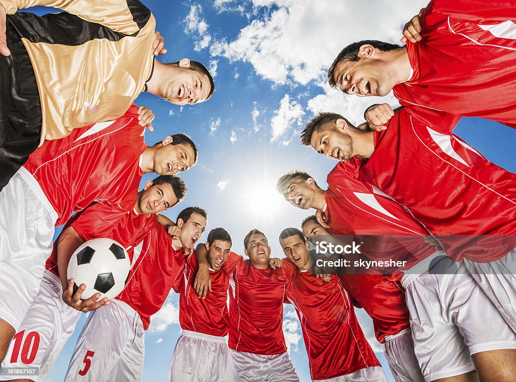 Equipa de futebol contra o céu azul. - Royalty-free Equipa de futebol Foto de stock