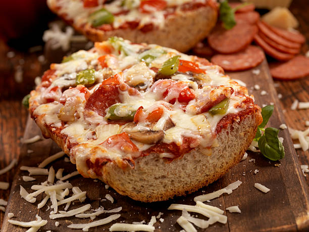 pizza de luxe french - french bread pizza photos et images de collection