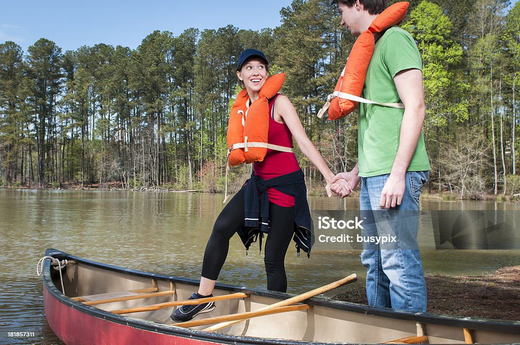 Feliz pareja canoa - Foto de stock de Chaleco salvavidas libre de derechos