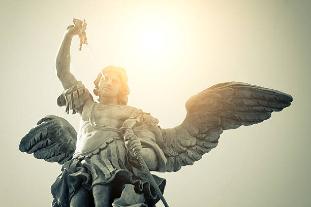 castel sant'angelo статуя святого михаила - castel santangelo стоковые фото и изображения