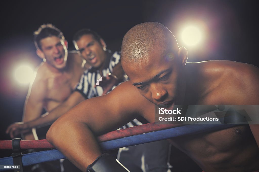 Boxeador renunciar en combate de boxeo tras perder a los competidores - Foto de stock de Fuera de combate libre de derechos